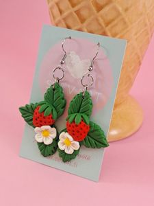 Mansikanlehti-korvakorut